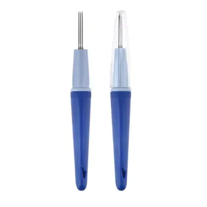 Detail outil feutrage laine multi-aiguilles, manche stylo bleu avec capuchon transparent.