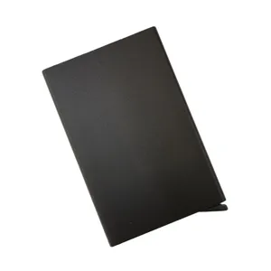 Gros plan sur le porte-cartes pop-up en aluminium noir élégant, montrant une texture métallique.