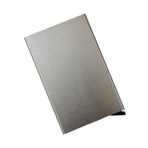Vue de detail du porte-cartes pop-up en aluminium metallique avec finition argente.