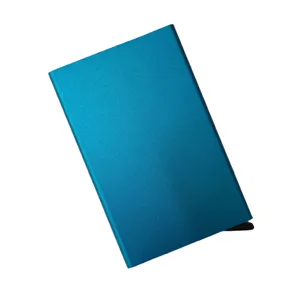 Détail de porte-cartes en aluminium bleu, finition métallique lisse, étui pop-up.