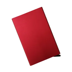 Porte cartes minimaliste en aluminium rouge avec mecanisme pop up pour cartes de credit.