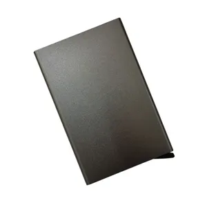 Détail de porte-carte en aluminium avec surface métallique texturée et design fin.