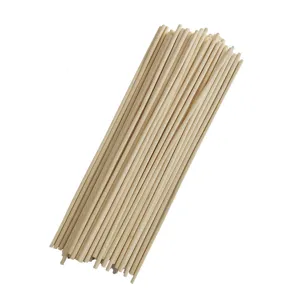 Detailansicht natürlicher Holzpflanzen-Stützstäbe gebündelt für den praktischen Gartenbedarf.
