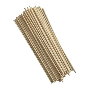 Detailansicht von Pflanzenstütz Bambusstäben, Naturholzmaterial, 3mm Durchmesser, 20cm Länge.