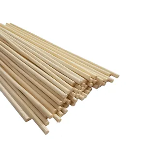 Detailaufnahme von naturfarbenen Bambus-Pflanzenstaeben zur Stuetzung, Holztextur.