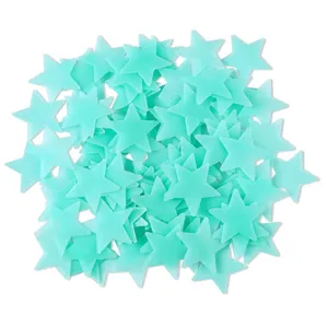Vue detaillee des autocollants etoiles phosphorescentes, decoration murale plastique 3cm.