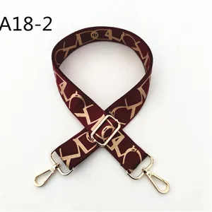 Correa de hombro ajustable rojo vino para bolso con herrajes dorados y elegante print.