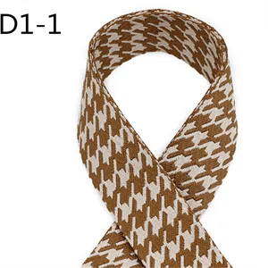 Λεπτομέρεια ιμάντα jacquard καφέ houndstooth, ιδανική για χερούλια τσάντας και ρούχα.