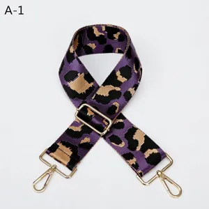 Correa de bolso con estampado de leopardo morado jacquard herrajes metálicos detalle