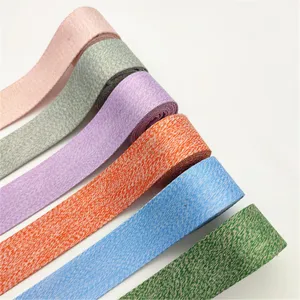 Primo piano dettagliato che mostra cinghie jacquard tessute colorate, spesse per borse e abiti.