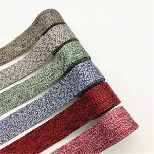 Dettaglio di nastro jacquard multicolore, fettuccia spessa 3.8cm per abbigliamento e valigeria.