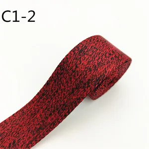 Dettaglio nastro jacquard rosso e nero, perfetto per la creazione di borse e vestiti.