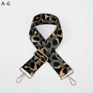 Correa de repuesto con estampado de leopardo, bandolera ajustable con herrajes metálicos.