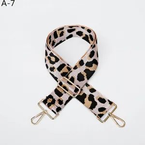 Correa de repuesto ajustable con estampado de leopardo y herrajes dorados para bolsos.