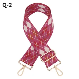 Sangle de sac large de rechange avec motif losanges roses et fermoirs métalliques dorés.