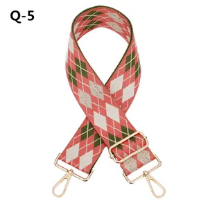 Vue détaillée de la bandoulière à motif argyle rose et vert avec quincaillerie dorée.