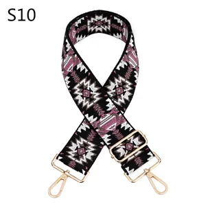 Sangle de sac de rechange brodée de style ethnique avec motif géométrique et quincaillerie dorée.