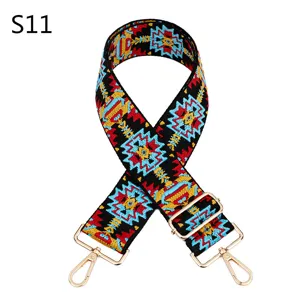 Sangle de sac de rechange brodée ethnique, motif géométrique coloré avec matériel doré.