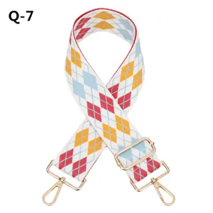 Bandoulière de sac tissée réglable avec motif argyle coloré et accessoires en métal doré.