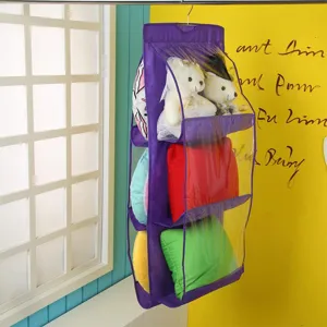 Dettaglio dell'organizer per borse appeso con tasche trasparenti e cuscini colorati.