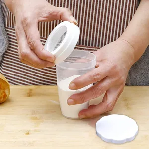 Vista dettagliata del coperchio a rete dello spargifarina in plastica in cucina.