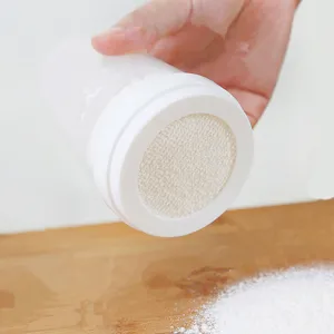 Primo piano dettagliato di un setaccio in plastica bianca per farina su un tavolo.