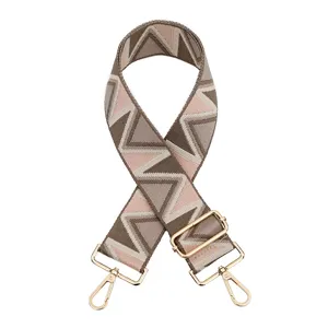 Ancha correa de bolso de jacquard de repuesto con patrón geométrico y herrajes dorados.