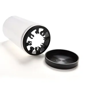Vue détaillée du gobelet de nettoyage pour pinceaux à ongles blanc avec support noir.
