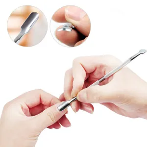 Vue detaillee du repousse-cuticules en acier inoxydable a double embout pour manucure professionnelle.