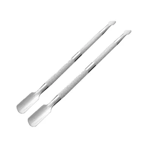 Détail du professionnel repousse-cuticules double embout en acier inoxydable pour manucure.