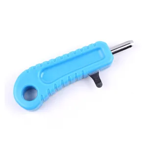 Herramienta cascanueces manual con mango de plástico azul y pasador de metal para nueces.