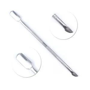 Détail de pousse-cuticules à double extrémité en acier inoxydable pour manucure professionnelle.