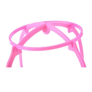 Supporto per parrucca in plastica rosa nel dettaglio, ideale per lo styling e la conservazione.