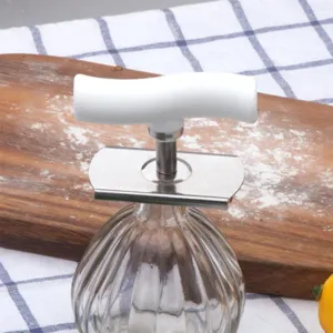Edelstahl Glasöffner mit weißem Griff, gezeigt in praktischer Küchennutzung Szene Detail.