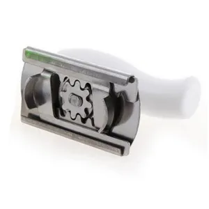 Edelstahl Glasöffner Detailansicht, ergonomischer weißer Griff zum leichten Flaschenöffnen.