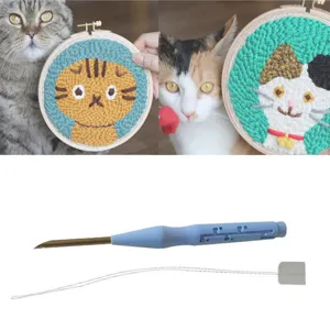 Kit di ricamo punch needle regolabile con simpatici motivi di gatti e infila-ago per fai da te.