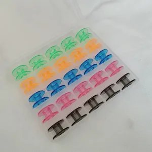 Conjunto de bobinas de máquina de coser plásticas con caja de almacenamiento transparente.