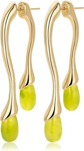 Magnifiques boucles d'oreilles en laiton doré avec pendentifs larmes verts style vintage.