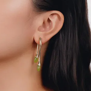 Boucles d'oreilles pendantes asymétriques plaquées or élégantes avec breloques en jade vert chic