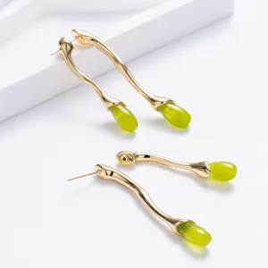 Boucles d'oreilles en laiton plaqué or avec breloques goutte verte, bijoux rétro détail.