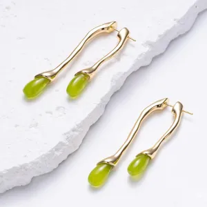 Boucles d'oreilles pendantes en laiton dore goutte verte, style vintage minimaliste details.