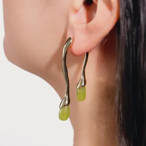 Boucles d'oreilles pendantes en laiton plaqué or avec pendentifs en pierre verte élégantes.