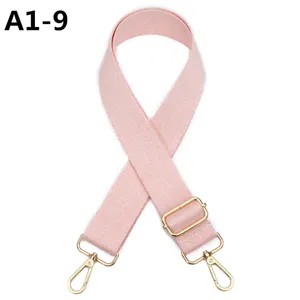 Detalle de correa de bolso ajustable rosa, cinturón de hombro de recambio con metal dorado.