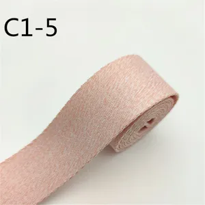 Vista dettagliata del nastro tessuto rosa da 3,8 cm per abbigliamento e accessori.