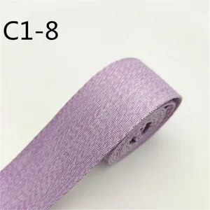 Dettaglio in primo piano del nastro jacquard viola a trama semplice, con tessitura e rifinitura.