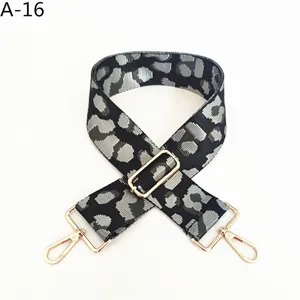 Correa de reemplazo ajustable con jacquard de leopardo y hebillas metalicas doradas.
