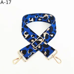 Correa de repuesto para bolso con estampado de leopardo azul y herrajes dorados ajustables.