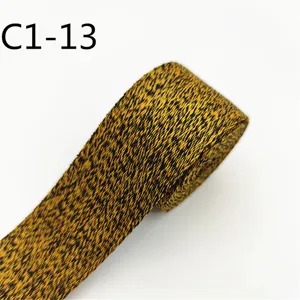 Primo piano dettagliato di nastro jacquard nero e giallo per abbigliamento e borse.