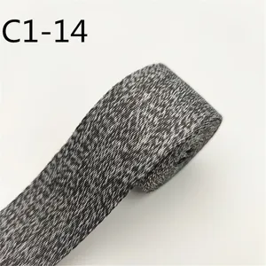 Primo piano dettagliato di nastro jacquard bianco e nero da 3,8 cm per cucito e borse.