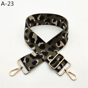 Vista cercana de la elegante correa de bolso de leopardo con detalles dorados ajustables.